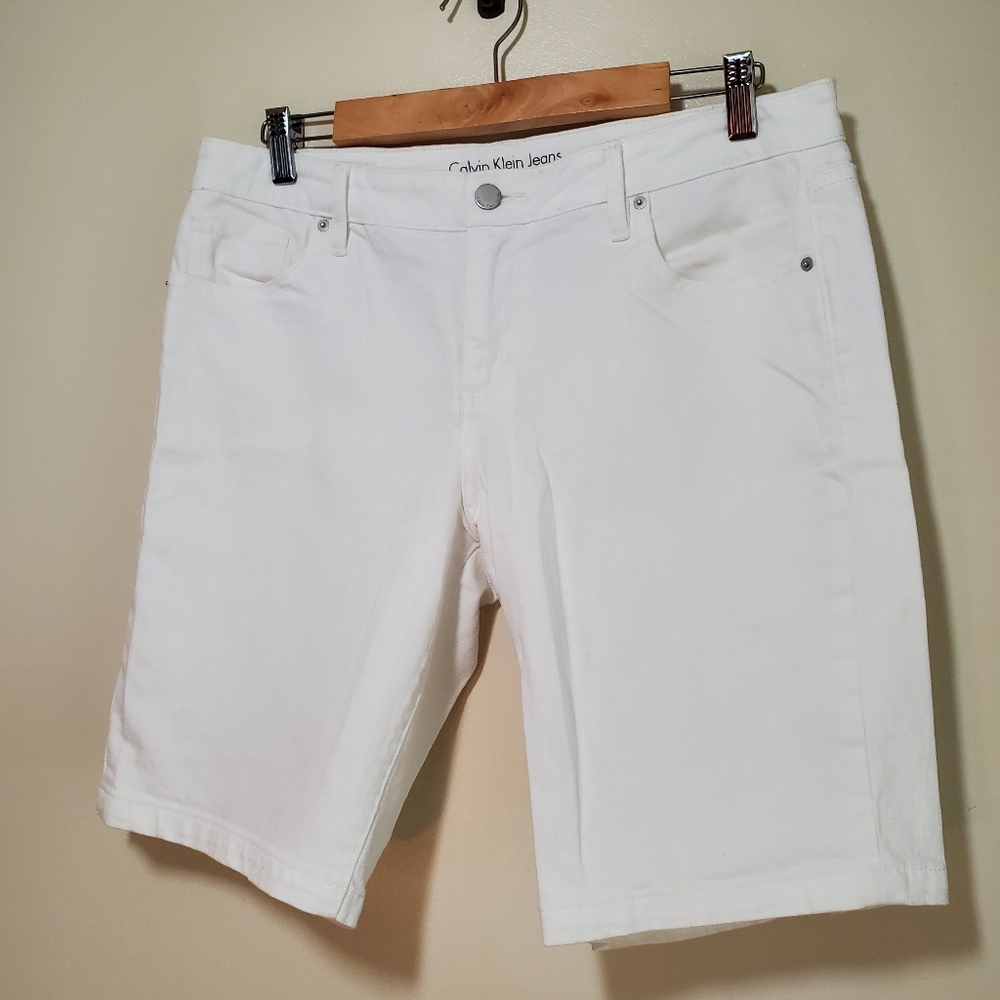 Calvin Klein Jeans women's white size W30 stretch denim bermuda shorts.